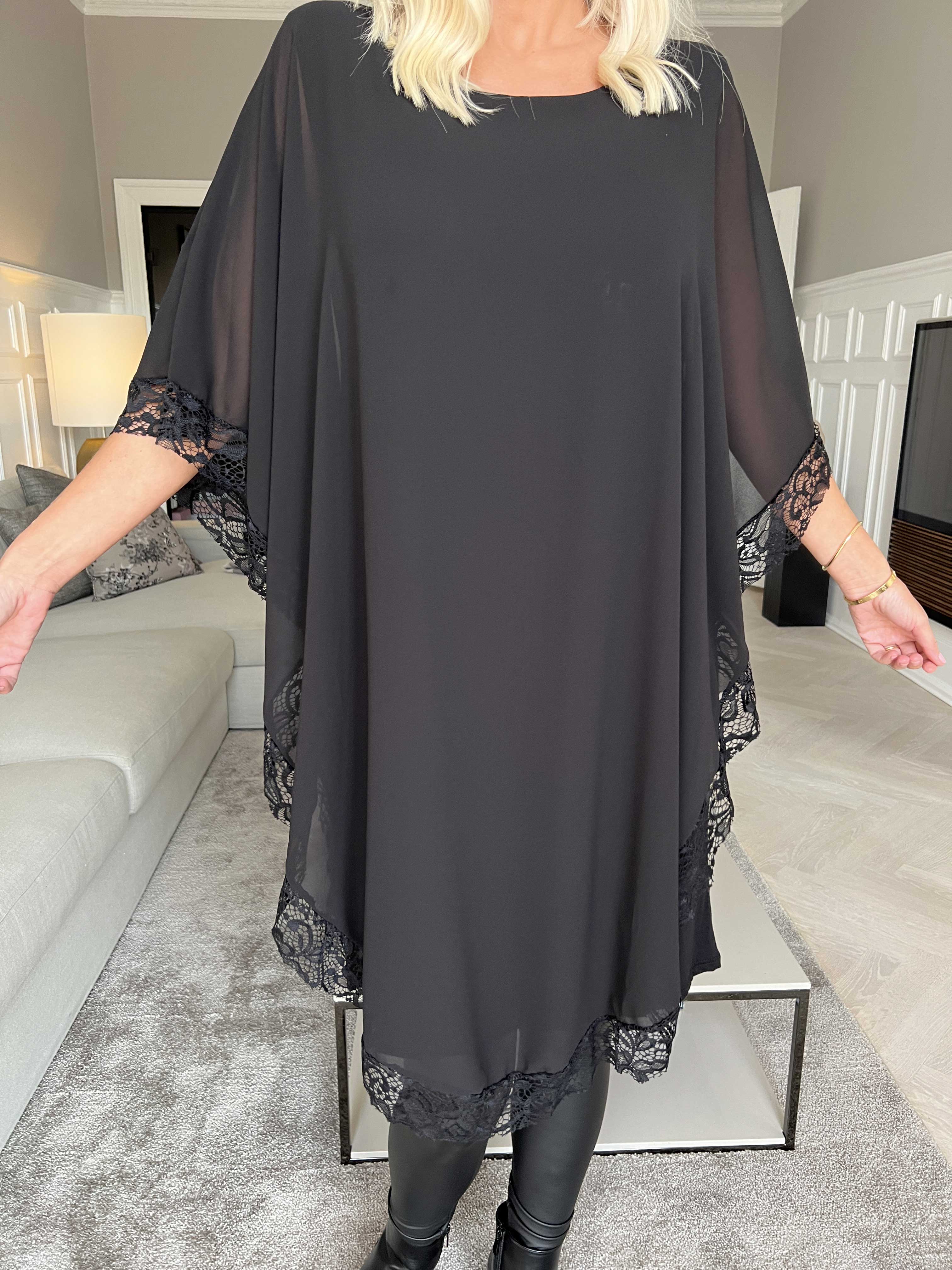 Kenya Edge - Tunikaklänning med chiffonglager och spetskant